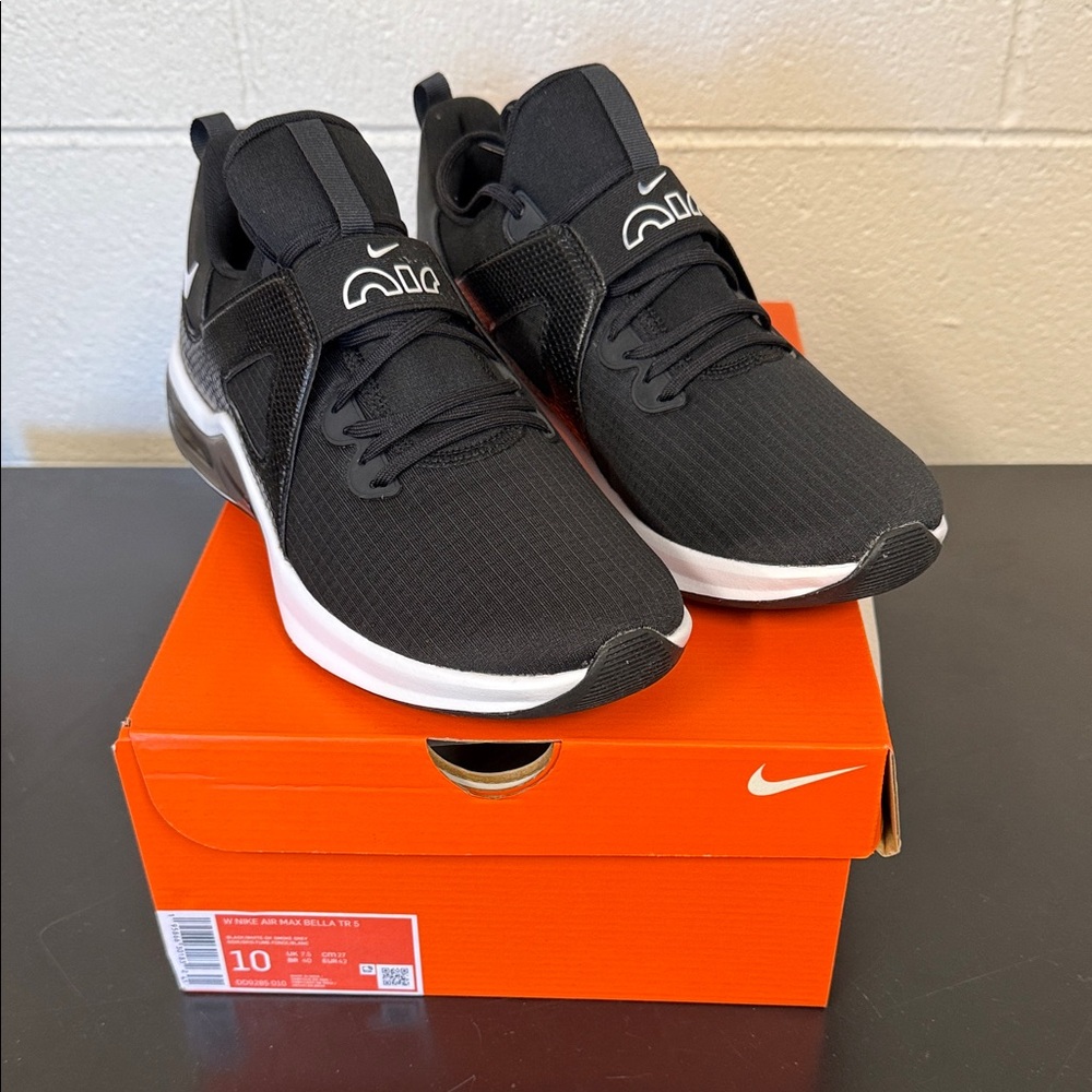 Nike Women’s Black and White Sneakers